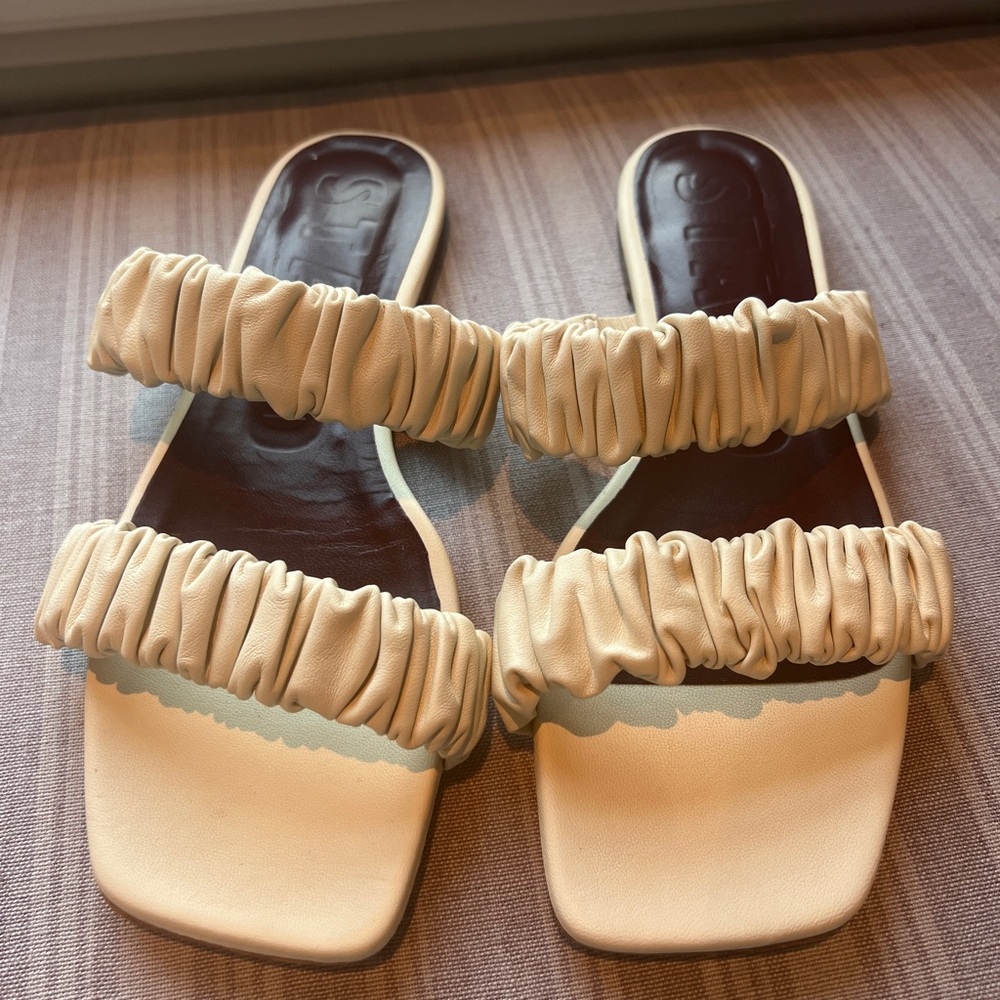 STAUD MAYA RUCHED SANDAL IN CREAM 38 / 8